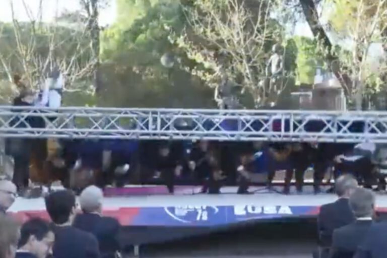 O assustador momento em que queda de ecrã gigante em Lisboa faz 15 feridos [vídeo]